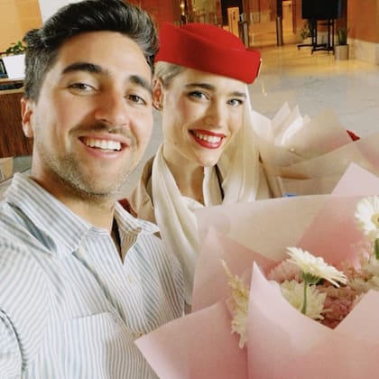 Pablo junto a su novia, a quien conoció hace dos años durante un viaje internacional