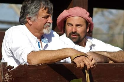 Pablo Lambrechts junto a Matías Pace (de boina colorada), encargado de ganadería en el establecimiento