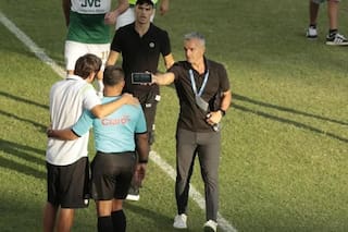 El DT argentino que improvisó un VAR con su teléfono y apuntó contra todo el fútbol hondureño