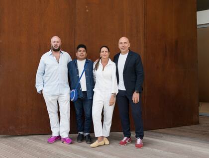 Pablo León de la Barra, Gabriel Chaile, Virginia Cervieri y Pablo Monsuárez, junto a la puerta diseñada por Rafael Viñoly