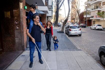 Pablo, Lorena y sus hijos Ciro (5) y Nicolás (1) suelen compartir las tareas del hogar, como las compras para la casa. 