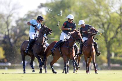 Pablo Mac Donough (derecha) volvió a jugar por La Irenita, el club de su familia, en la Triple Corona al cabo de casi dos décadas; ante él, dos backs: su compañero Francisco Elizalde y el uruguayo Alejo Taranco.
