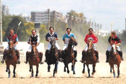 El Ruso junto a Pablo Mac Donough, Miguel Novillo Astrada, Juan Ignacio Merlos, Horacio Heguy y Santiago Chavanne en una producción especial de LA NACION en el Hipódromo Argentino. ¡A galopar!