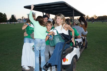 Pablo Mac Donough, Mechi Venancio y Rafa, uno de sus hijos, se dirigen al podio en el tradicional carrito que lleva a los ganadores.