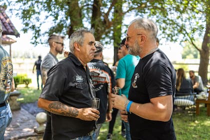 Pablo Maldonado de Harley Davidson y Armando Buyanovsky, un usuario de la marca en el campo de Cuchillo de Palo