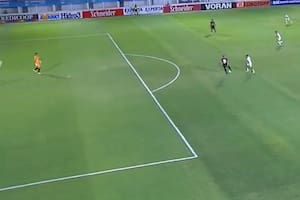 Un gol en contra... desde fuera del área: ¡no miró al arquero!