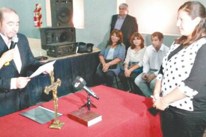 Pablo Mirolo le tomó juramento a Mariana Morales para ocupar la Secretaría de la Municipalidad