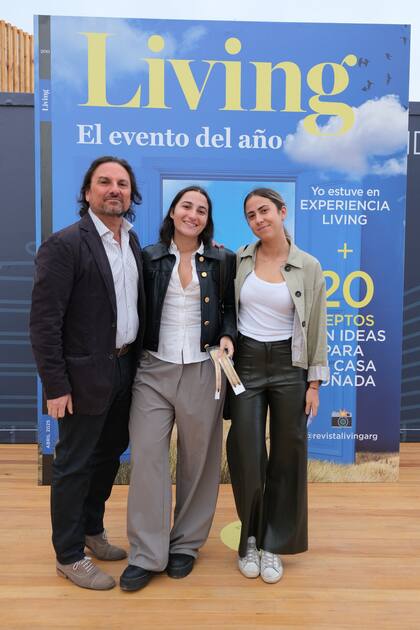 Pablo Molinos y sus hijas, Sofía y Lucía, protagonistas de su propia tapa de Living.