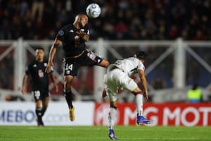 Un marco de fiesta de barrio en un estadio gigante, y un empate sin goles en el estreno de Riestra
