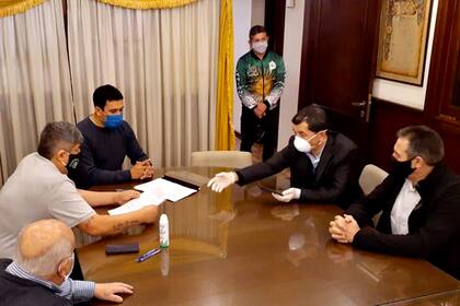 Pablo Moyano al firmar el acta salarial con los asesores legales de las cámaras empresarias; la firma fue en la sede de los camioneros de avenida Caseros al 900, en Constitución