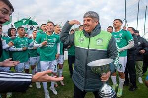 Pablo Moyano, con la copa del torneo Promocional Amateur