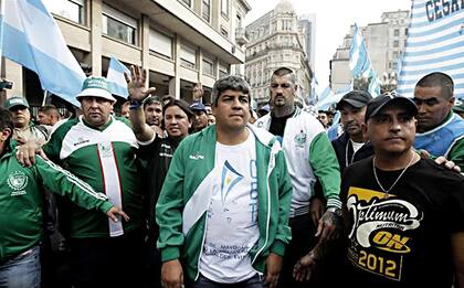 Pablo Moyano, en una movilización callejera, rodeado por barras de Independiente y custodios de su gremio