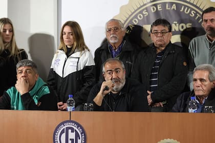 Pablo Moyano, Héctor Daer y Carlos Acuña, ayer, en una conferencia de prensa que se anticipó una hora