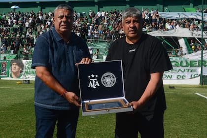 Pablo Moyano intercambió plaquetas con el presidente de la AFA Claudio Chiqui Tapia, en la inauguración de la tribuna “Cabecera Norte”, donde Villa Dálmine venció por 2 a 0 a Camioneros. El partido, como todos los del ascenso, se vio en LFP Play