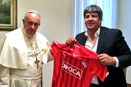 Pablo Moyano visitó al papa Francisco en la residencia de Santa Marta en junio de 2020; el sindicalista le obsequió una camiseta de Independiente, club del que fue dirigente. Moyano visitó al Papa en otras oportunidades con su familia.