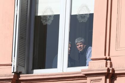 Pablo Moyano y Carlos Acuña se asomaN desde una ventana de la Casa Rosada antes del anuncio por el cambio en Ganancias que se hizo durante la gestión de Guzmán