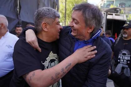 Pablo Moyano y Máximo Kirchner, el abrazo que evidenció un alineamiento político