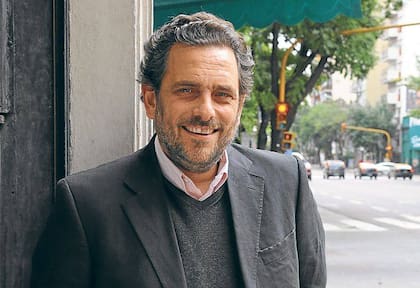 Pablo Narvaja, licenciado en Ciencias de la Educación, es hijo de Marta Regina Bergoglio, hermana del Papa Franciscio