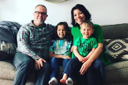 Pablo Nealon junto a su familia: su esposa Jennifer y sus hijos, Ella y Miles