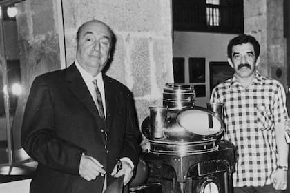 Pablo Neruda y Gabriel García Márquez posan en el Museo Naval de las Ataranzas de Barcelona, en 1970