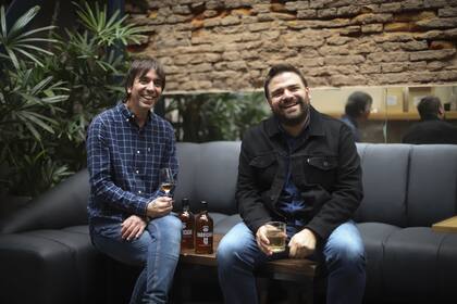 Pablo Osan y Julián Díaz, creadores del whisky Barricada