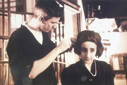 Pablo Palencia, encargado de maquillaje y de los entrañables peinados que llevaban los niños, junto a la entonces joven actriz Carolina Setton