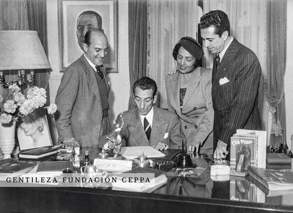 Pablo Palittos, Enrique Santos Discepolo, Golde Flami y Juan Carlos Thorry en el Ateneo Cultural Eva Perón.