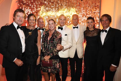 Pablo “Pato” Philips, Lucía Orcoyen, Ezequiel Ayerza, Juana Hoeffner, José Noguerol, Teodelina Detry y Sebastián Braun posan frente al photo opportunity dorado que Javier instaló en la entrada de la mansión y le colocó la leyenda “La vida es bella” en francés.