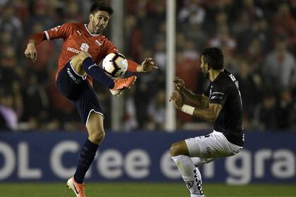 Pablo Perez en el partido de ida frente Independiente del Valle, de Ecuador.