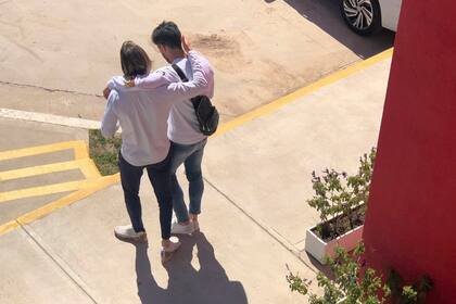 Pablo Pérez y Sebastián Beccacece, abrazados después del entrenamiento de este martes.