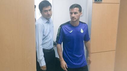 Pablo Piatti vestido como nuevo jugador del Espanyol