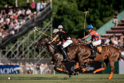 Pablo Pieres acelera delante de Guillermo Caset; en un lindo partido, Ellerstina se tomó revancha del espectacular 18-16 de Las Monjitas de hace 12 meses.