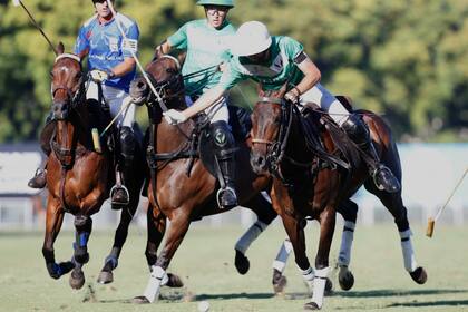 Pablo Pieres, de gran rendimiento, se apresta a ejecutar un golpe de cogote delante de Pablo Mac Donough y Bartolomé Castagnola (h.).