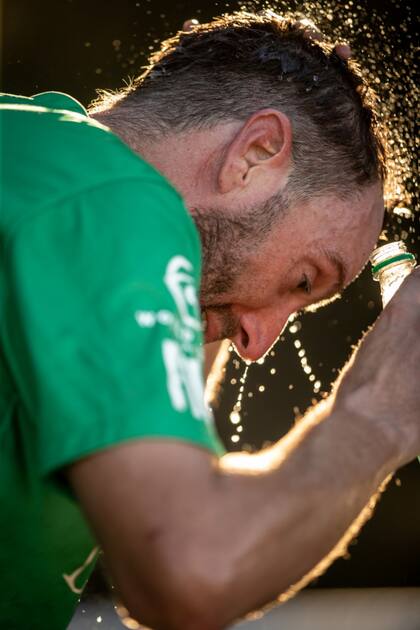 Pablo Pieres se refresca en la calurosa tarde palermitana.