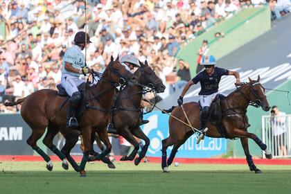 Pablo Pieres y Poroto Cambiaso traban los tacos a la carrera; Francisco Elizalde, en defensa, espera el desenlace de la acción.