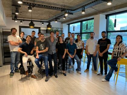 Pablo Pizzimbono, CEO de Clave (en el centro), y parte del equipo de Argentina