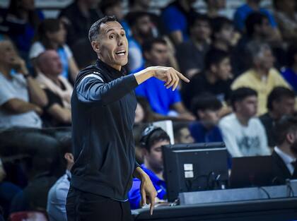 Pablo Prigioni resaltó la tareas de Gabriel Deck y los jóvenes Juan Fernández y Francisco Cáffaro en la conferencia de prensa post victoria