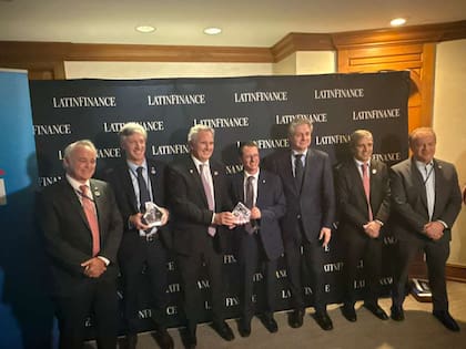 Pablo Quirno, junto a Luis Caputo y Santiago Bausili, en un evento de LatinFinance en Washington.