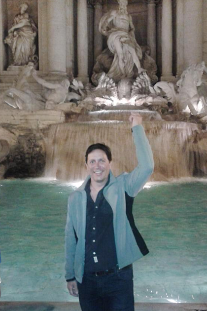 Pablo Quiven en la Fontana di Trevi, en Roma.