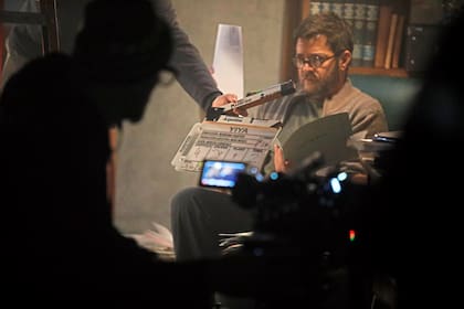 Pablo Rago hace el último repaso de la letra antes de que el director grite: "¡Acción!"