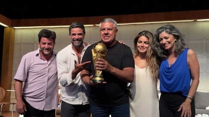 Pablo Rago, Luciano Castro, Claudio "Chiqui" Tapia -con la Copa del Mundo-, Natalie Pérez y Carla Conte, en una foto de enero de 2023 en Mar del Plata