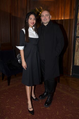 Pablo Ramírez junto a la modelo Alexia Toumikian.