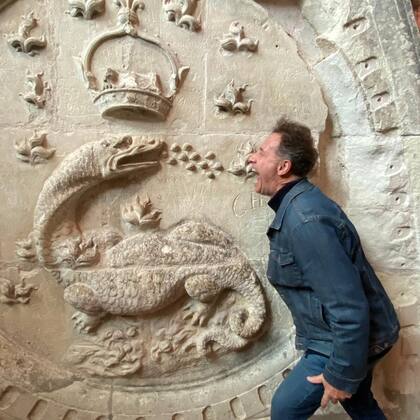 Pablo Reinoso juega con el emblema de la salamandra, representado más de 300 veces en techos y paredes del castillo.
