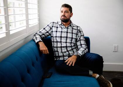 Pablo Rodriguez dijo que su madre, Elena Blasser, se puso a llorar cuando le pidieron pagar otro gasto extra