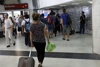 Pablo Saraví, actuó, como solista y recitalista, en casi todos los países de América del Sur y del Norte, gran parte de Europa, norte de África y Asia