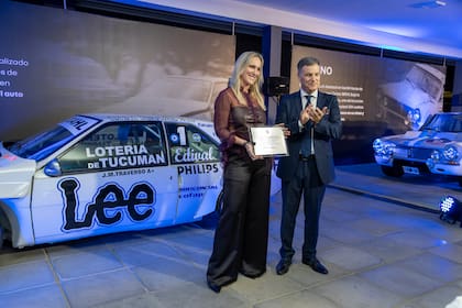 Pablo Sibilla junto a Paula Traverso en el homenaje al piloto.