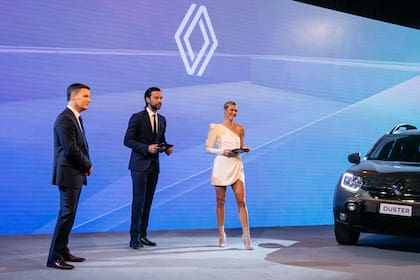 Pablo Sibilla, Presidente y Director General de Renault Argentina junto a los conductores del evento. Foto: Renault Argentina