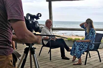 Pablo Sirven con la periodista Teresa Bo, en La Posta del Cangrejo