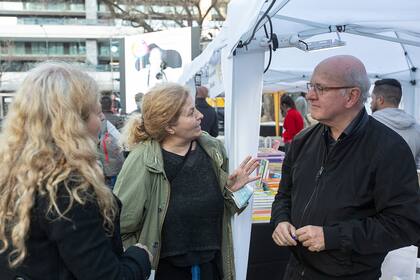 Pablo Sirvén conversó con el público y firmó ejemplares de su libro tras la charla con la periodista Silvia Mercado