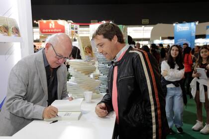 Pablo Sirvén firmó ejemplares de su libro en el stand de Planeta